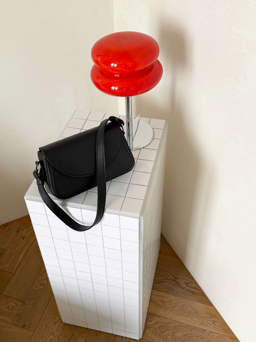 Клатч-багет з напівкруглим клапаном ОЛІВІЯ чорний LEMAN LM4865-1